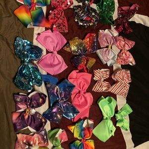 I am selling a JoJo Siwa bow bundle! Different colors and sizes!